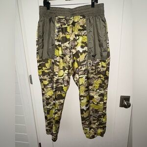 Nike floral camo print joggers women's sz XL NWOT
